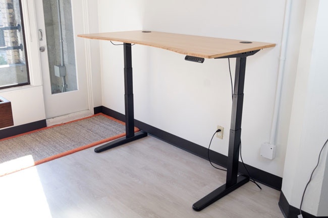 Chân bàn có 3 nâng giúp tăng chỉnh độ cao của bàn thông minh Chân bàn có 3 nâng giúp tăng chỉnh độ cao của bàn thông minh
